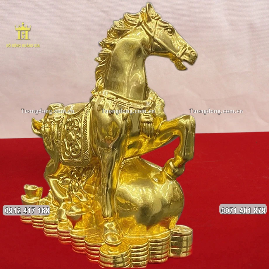 Hình ảnh nhìn nghiêng của linh vật ngựa